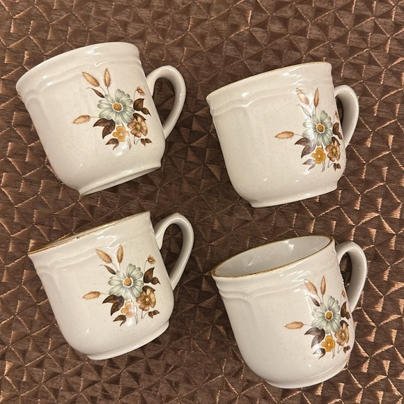 Set of Four Vintage Mugs - Picture 3 of 13